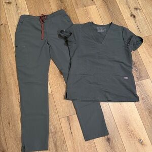 Figs charcoal scrub set